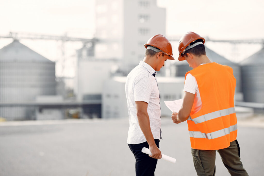 engenheiros em capacetes de pe pela fabrica